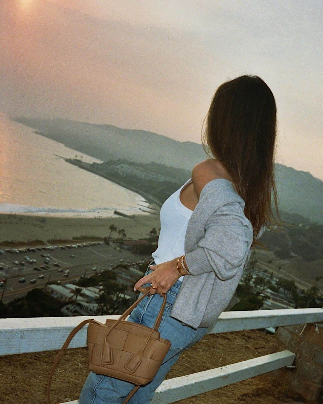 Marianna Hewittのインスタグラム：「this morning in my gratitude journal I wrote all the things I love about LA. That list is really different than it was a year ago — I’ve spent so much time going for walks, watching sunsets at the beach and actually enjoying so much nature that california has to offer 🌊」