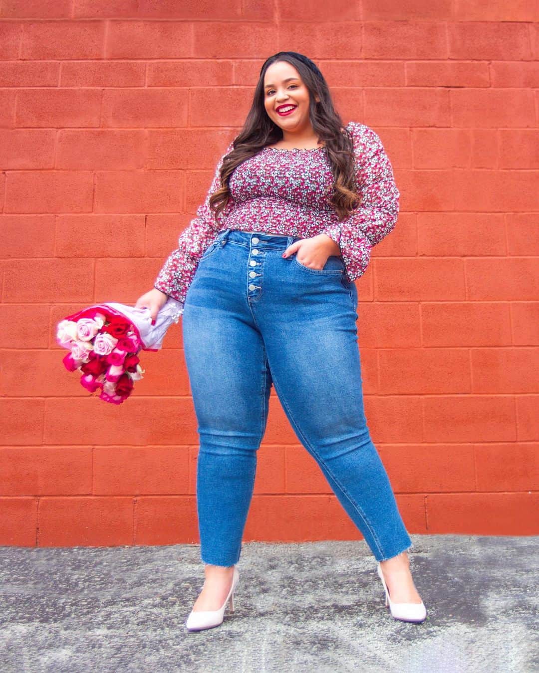 Macy'sのインスタグラム：「When you look as good as @curvesbyzo_, V-Day flowers always come early.  • Tap over to @macysbackstage for more treasure, less hunt.」