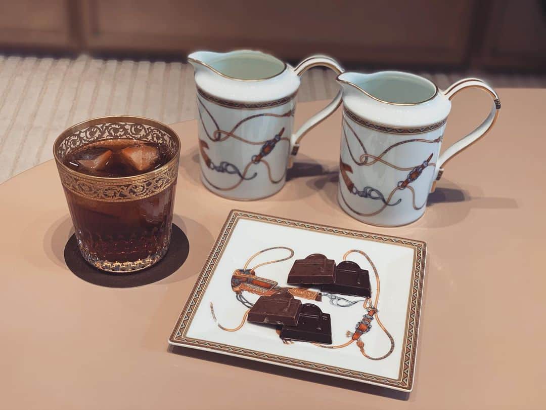 小澤名代さんのインスタグラム写真 - (小澤名代Instagram)「HERMESの食器が可愛すぎる🧡 大好きなアイスティーがより美味しく感じそうで、このグラスを狙ってます🥂✨  #hermès  #hermesworld  #chocolate #sweetsplate」2月4日 1時08分 - ozawanayo