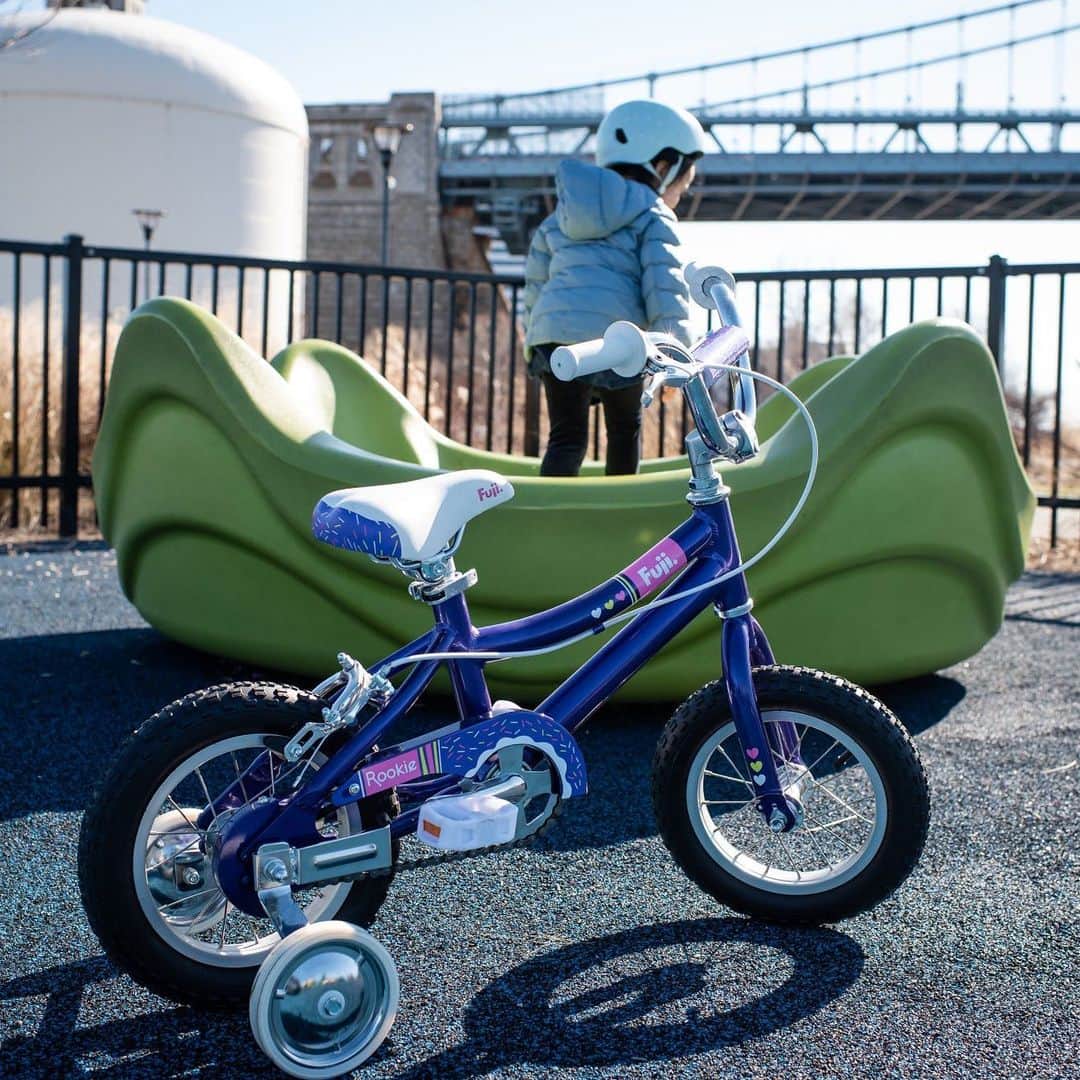 Fuji Bikesさんのインスタグラム写真 - (Fuji BikesInstagram)「The perfect playdate companion? The Fuji Rookie 💜  #kidsonbikes #kidsbike #kids_bike #bikekids #kidsbikes」2月4日 1時10分 - fujibikes
