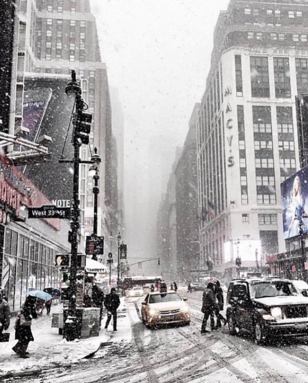 scottlippsさんのインスタグラム写真 - (scottlippsInstagram)「Some of my favorite moments of a snow covered New York City, I miss New Yorkers and this (for a little bit) sending love #newyork #loveletter #nyc」2月4日 1時12分 - scottlipps