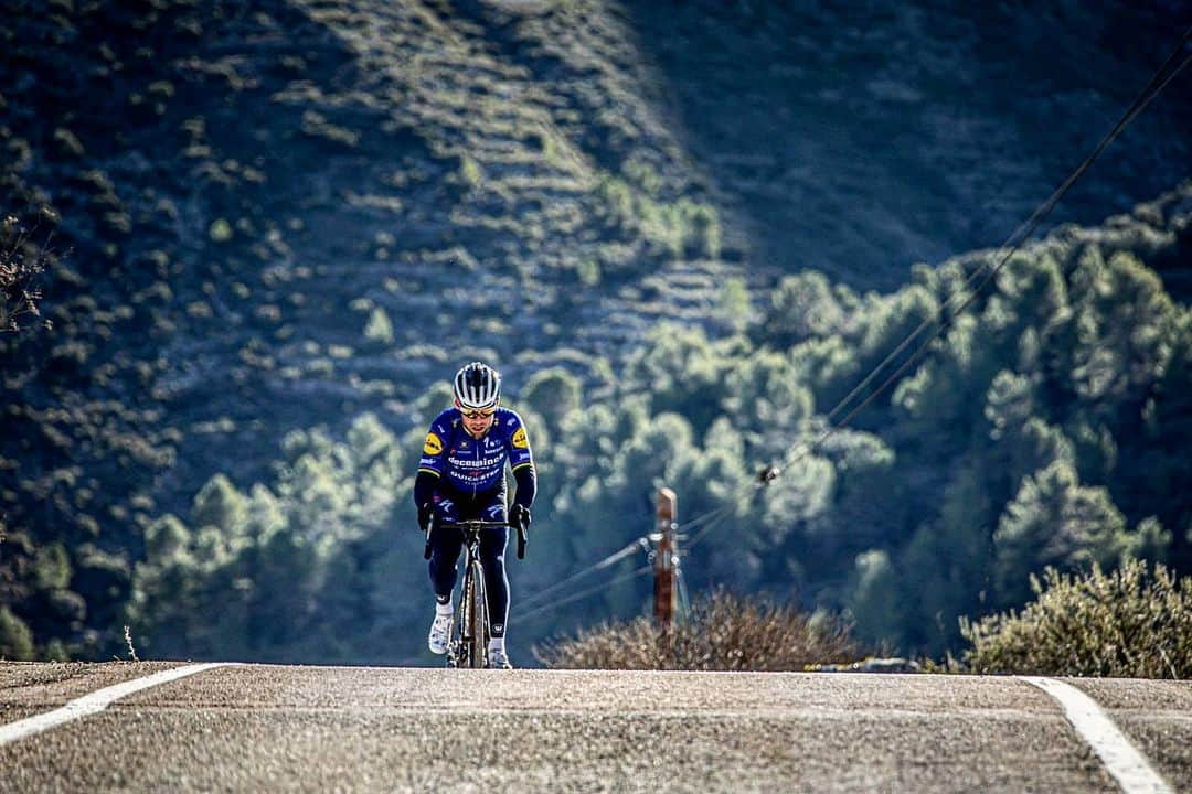 マーク・カヴェンディッシュさんのインスタグラム写真 - (マーク・カヴェンディッシュInstagram)「Nearly over that hump day....  #cycling #cyclist #procycling #humpday #wednesday #wolfpack   📸 @woutbeel」2月4日 1時13分 - markcavendish