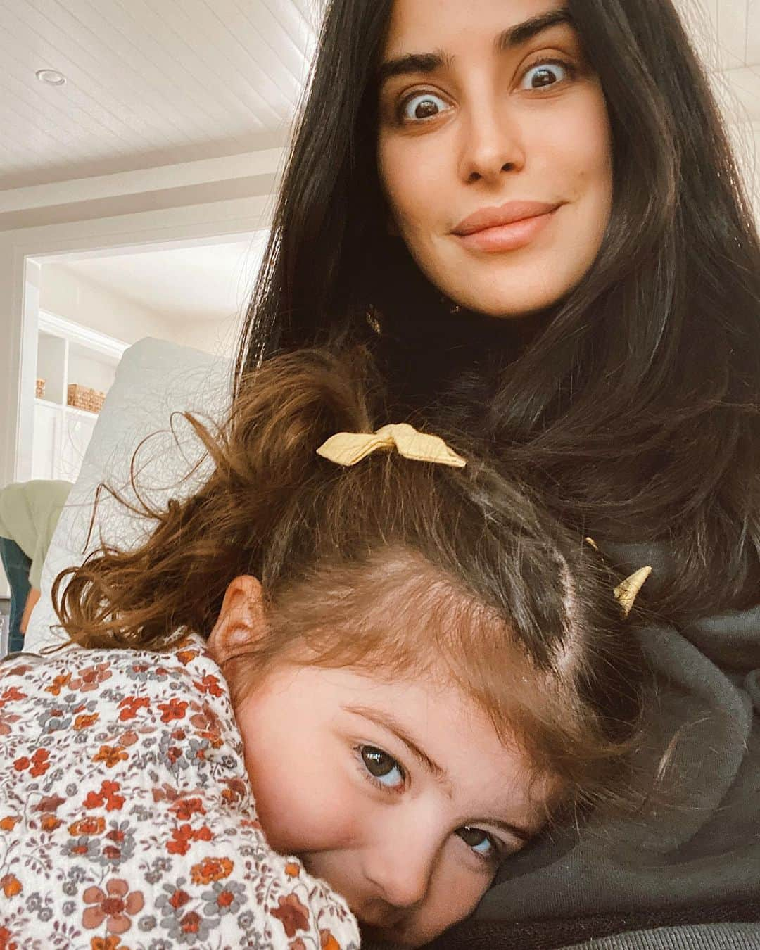 Sazan Hendrixさんのインスタグラム写真 - (Sazan HendrixInstagram)「My reaction vs hers when she told me there’s a cute boy in her class 😳😅 #lawdhelpme #momlife #3yearolds」2月4日 1時13分 - sazan