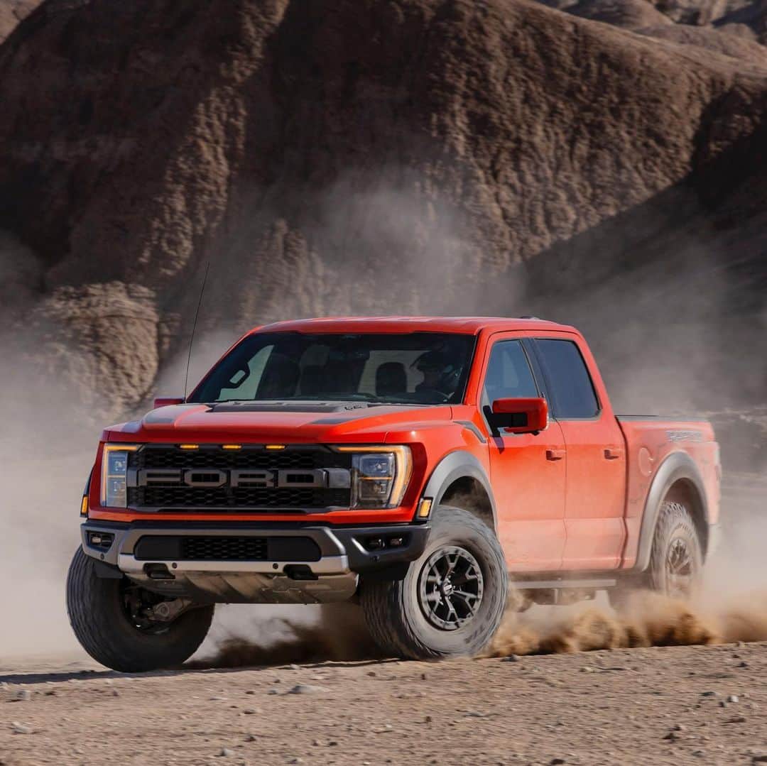CARLiFESTYLEさんのインスタグラム写真 - (CARLiFESTYLEInstagram)「The 2021 Ford F-150 Raptor. Twin Turbo 3.5L V6 engine. 10 Speed Auto. 35 or 37” tires.  A NEW V8 “Raptor R” will come later to fight the RAM TRX. #carlifestyle #raptor #f150raptor」2月4日 1時17分 - carlifestyle