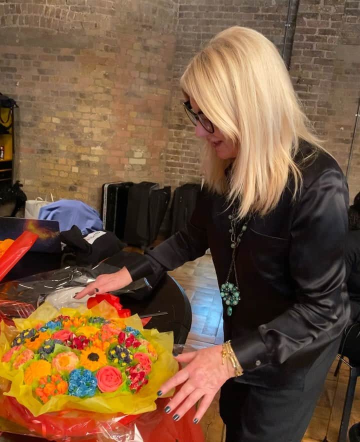 ValGarlandのインスタグラム：「DING DONG DELICIOUS ❗️❗️❗️  So obsessed with my gourmet bouquet by @gourmetbouquetuk @yachtever_works_   Thank you so much for my unbelievable surprise 💋💋💋」