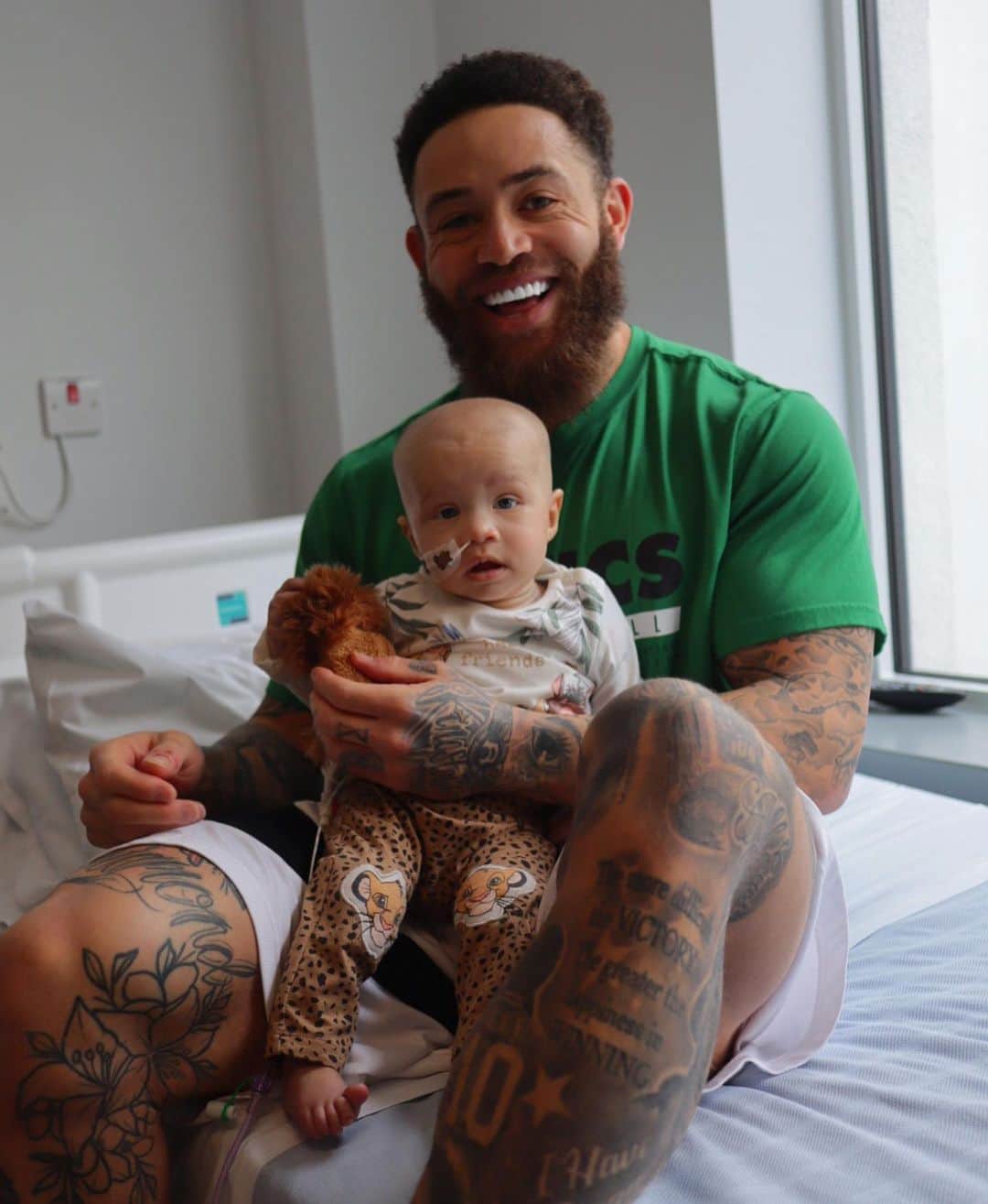 アシュリー・ケインのインスタグラム：「Stronger Everyday 🧔🏽❤️👶🏼 . Because of Azaylia’s amazing progression they are slowly weaning her off the high number of drugs and medication she needs on a daily basis. This now means for large parts of the day she doesn’t have to be hooked up to the central lines in her chest and she’s free to play with daddy! 🥰🙏🏾 . Thank you to everyone for your continued support and prayers. We’re feeling incredibly blessed and are really sensing the good energy! 🔋✊🏾」