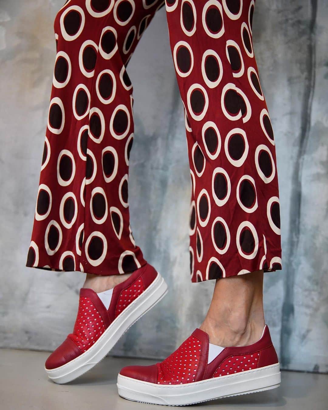 エンリーベグリンのインスタグラム：「New shoes to step confidently in the new season!  Available in different colors options!  Visit our store shop.henrybeguelin.it  #henrybeguelin#luxurybrand#handmade#italy#shoes#accessories#slipon#red#color#」
