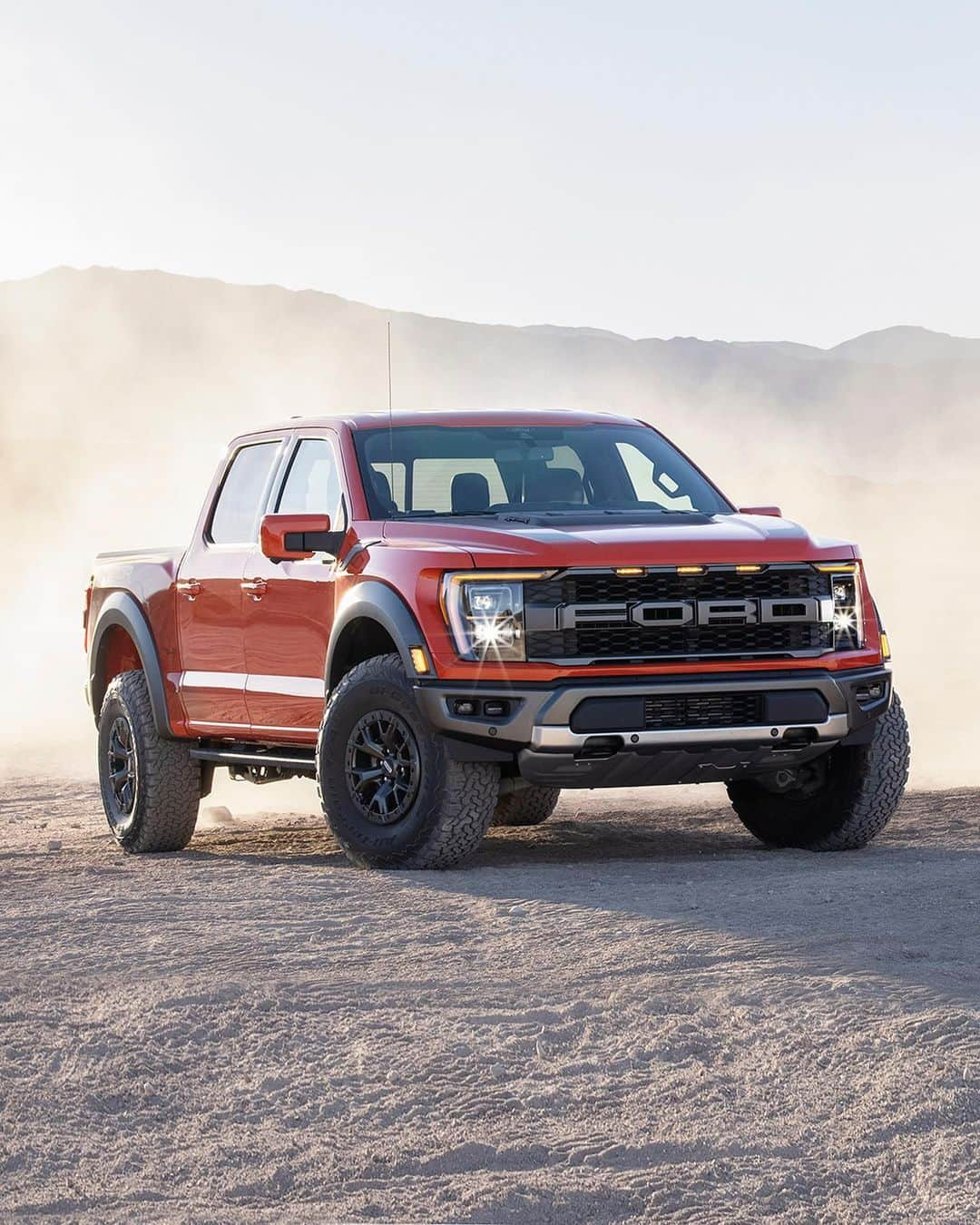 Fordさんのインスタグラム写真 - (FordInstagram)「As connected as it is capable. It’s the fully redesigned #FordRaptor.  #Ford #FordTrucks #BuiltFordTough  *Preproduction model shown. Available summer 2021. Always consult the Raptor supplement to the Owner’s Manual before off-road driving, know your terrain and trail difficulty, and use appropriate safety gear.」2月4日 1時32分 - ford