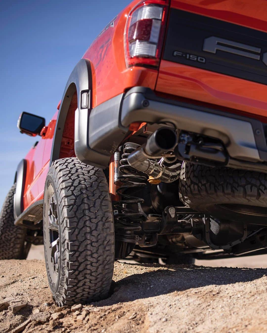 Fordさんのインスタグラム写真 - (FordInstagram)「As connected as it is capable. It’s the fully redesigned #FordRaptor.  #Ford #FordTrucks #BuiltFordTough  *Preproduction model shown. Available summer 2021. Always consult the Raptor supplement to the Owner’s Manual before off-road driving, know your terrain and trail difficulty, and use appropriate safety gear.」2月4日 1時32分 - ford