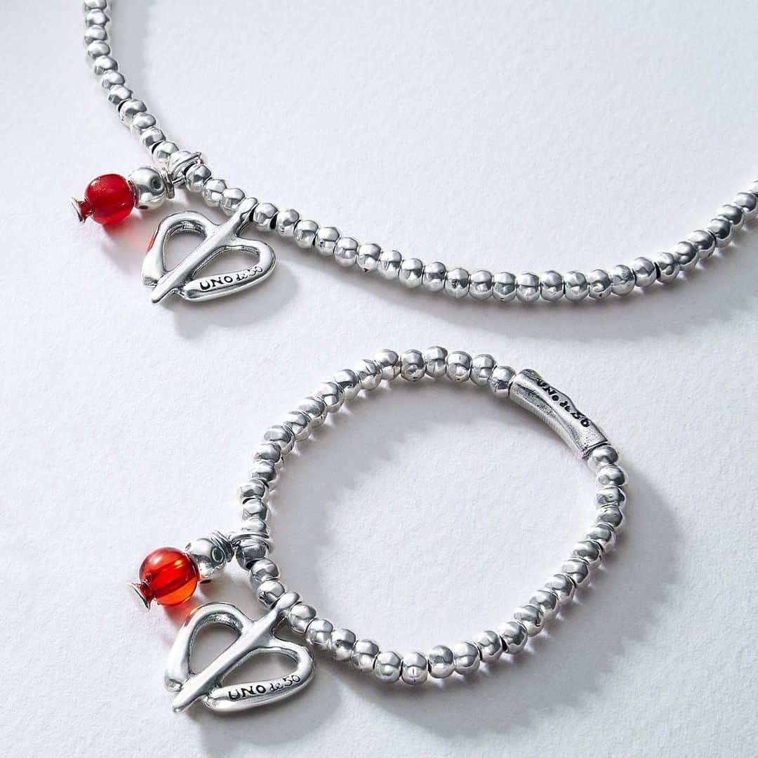 のインスタグラム：「Te presentamos la pulsera y collar ‘Free Hearts‘, ¿Cuál te gusta más? Queremos saberlo, etiqueta a tu pareja para que lo sepa también 😊  #ColecciónSavage  #UNOde50   Say hello to our 'Free Hearts' bracelet and necklace. Which do you like most? We want to know, mention your partner so that he also knows 😊  #SavageCollection #UNOde50」