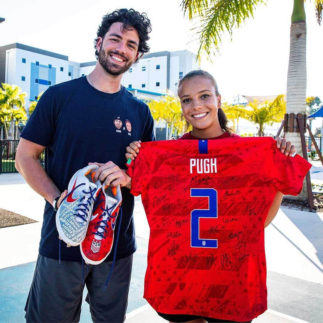 MLBさんのインスタグラム写真 - (MLBInstagram)「@malpugh and @dansbyswanson talk about the importance of National Girls and Women in Sports day, and what it’s like to watch each other compete! ⚾️⚽️ #NGWSD」2月4日 1時34分 - mlb