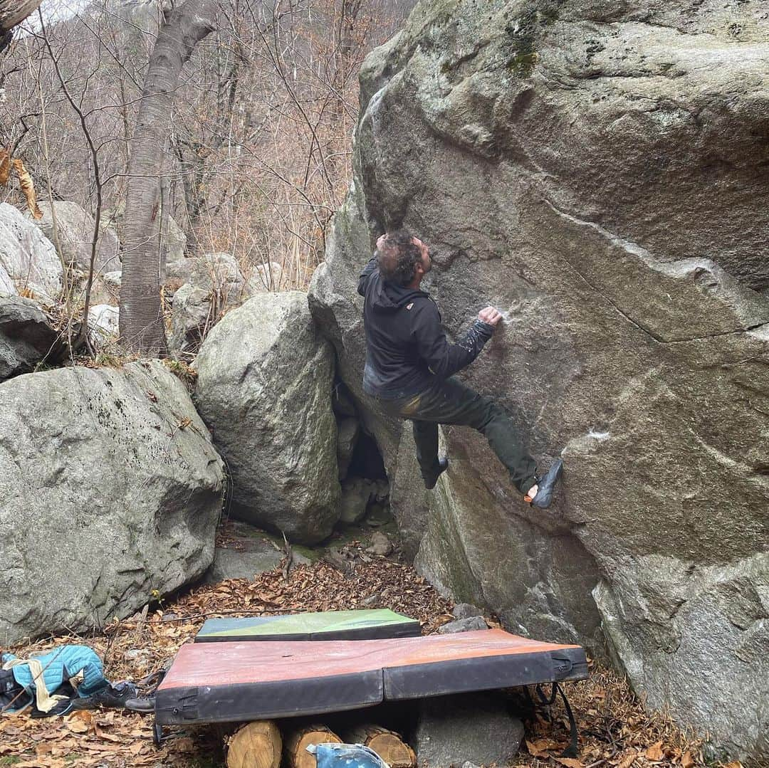 フレッド・二コルさんのインスタグラム写真 - (フレッド・二コルInstagram)「Weather has been challenging for bouldering/climbing lately with either snow or melting snow... or rain. While I love skiing I sure also appreciate finding some dry rocks from time to time! #bouldering #climbing #switzerland #notcomplaining」2月4日 1時37分 - fred_nicole