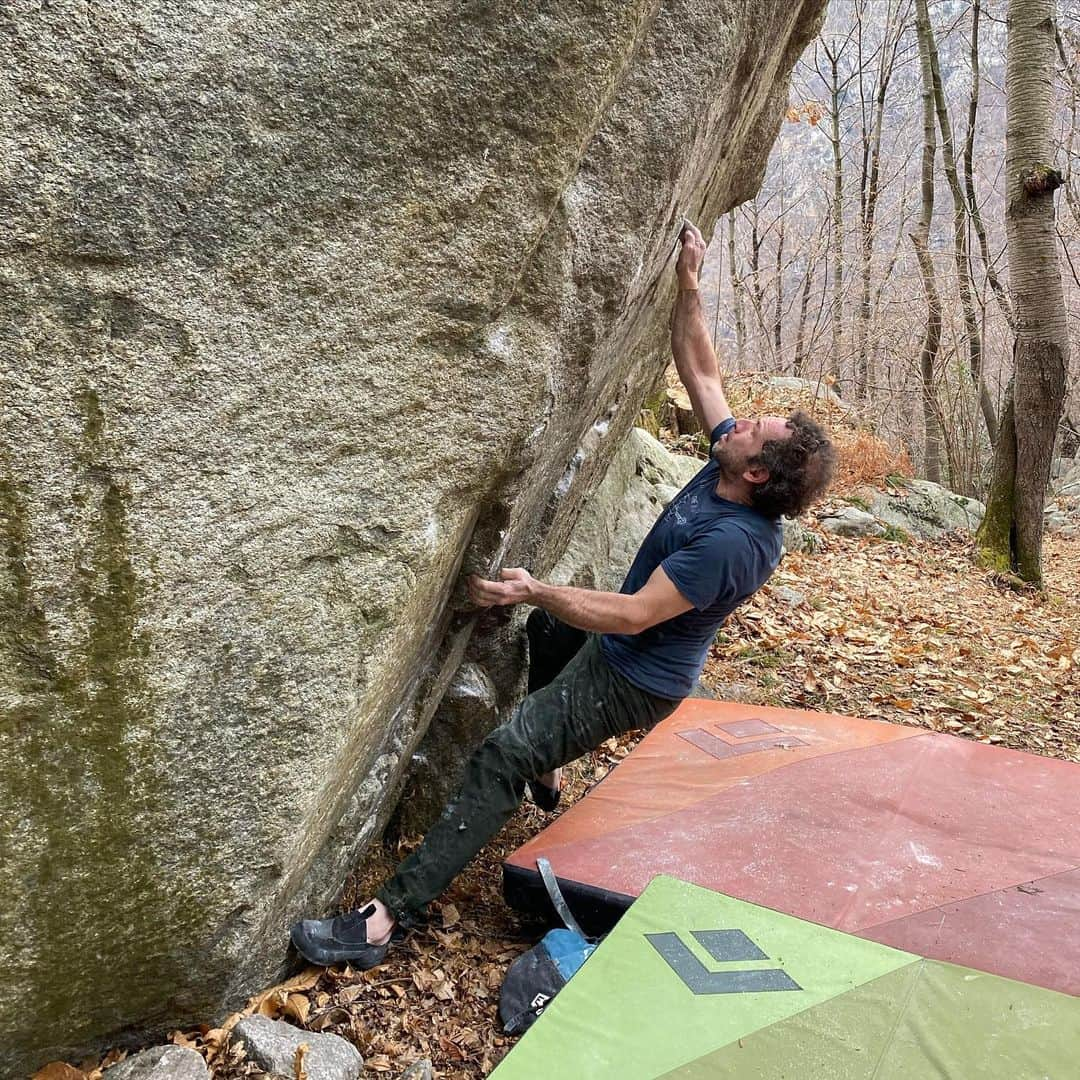 フレッド・二コルのインスタグラム：「Weather has been challenging for bouldering/climbing lately with either snow or melting snow... or rain. While I love skiing I sure also appreciate finding some dry rocks from time to time! #bouldering #climbing #switzerland #notcomplaining」