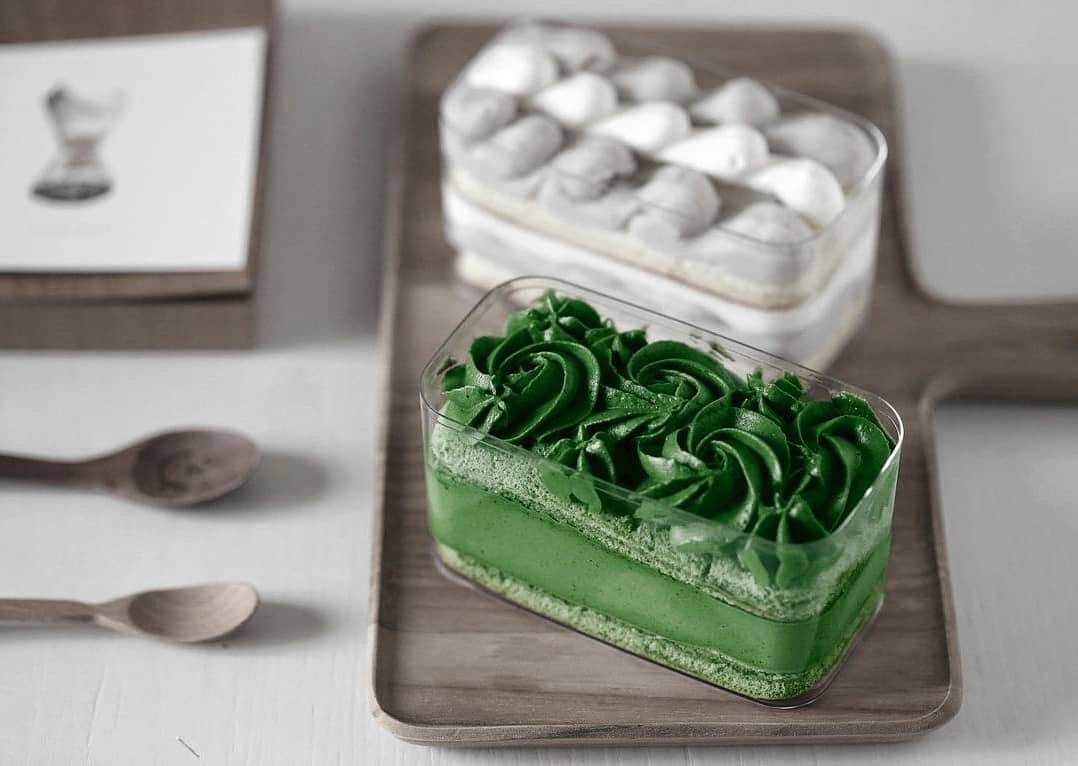 Matchæologist®さんのインスタグラム写真 - (Matchæologist®Instagram)「It’s not a #Matcha #MudCake, it’s a #MatchaHeaven! 😱 Raise your hand if you’d like to grab a spoon and dive into this divine #MatchaCreation by @shardow_hoiki. . Our Midori™ is the perfect grade of matcha for use in any matcha dessert recipes that require a beautiful green colour and flavour intensity that shines through other ingredients. . 🌿 🙏 Visit Matchaeologist.com and explore our range of artisanal matcha that will give you a myriad of possibilities in the kitchen today! . 👉 Click the link in our bio @Matchaeologist . Matchæologist® #Matchaeologist Matchaeologist.com」2月4日 1時50分 - matchaeologist