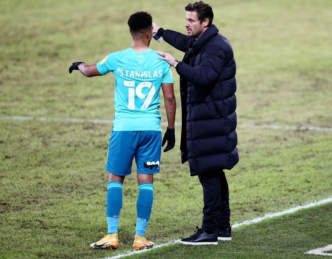 ジュニア・スタニスラスのインスタグラム：「Thank you for everything you’ve helped me with over the last 8 years gaffer. Both at Burnley and at Bournemouth. I appreciate it all and wish you all the best ⚽️」