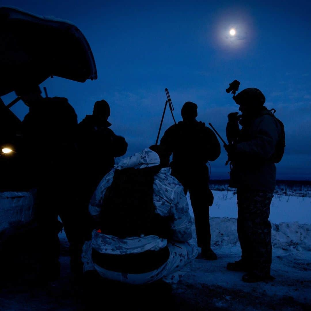 アメリカ海兵隊さんのインスタグラム写真 - (アメリカ海兵隊Instagram)「Darker In The Day  Marines with 1st and 2nd Air Naval Gunfire Liaison companies and @us.nationalguard Guardsmen with 1st Battalion, 120th Field Artillery Regiment, Delta Battery prepare for night-time close air support training for exercise Northern Strike at Camp Grayling, Michigan.   The joint training strengthened technical and survival skills. (U.S. Marine Corps photo by Sgt. Shaehmus Sawyer)   #USMC #Marines #Military #NationalGuard」2月4日 1時46分 - marines