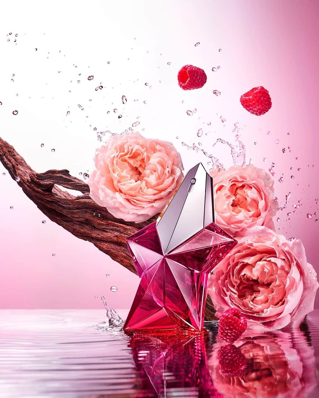 ミュグレーのインスタグラム：「Angel Nova, an inspiring Eau de Parfum that combines addictive fruity scents with supernatural, sensual rose and vibrant woody notes. Now available @Sephora US! #AngelStar #MuglerAngelNova #BelieveInDreams」