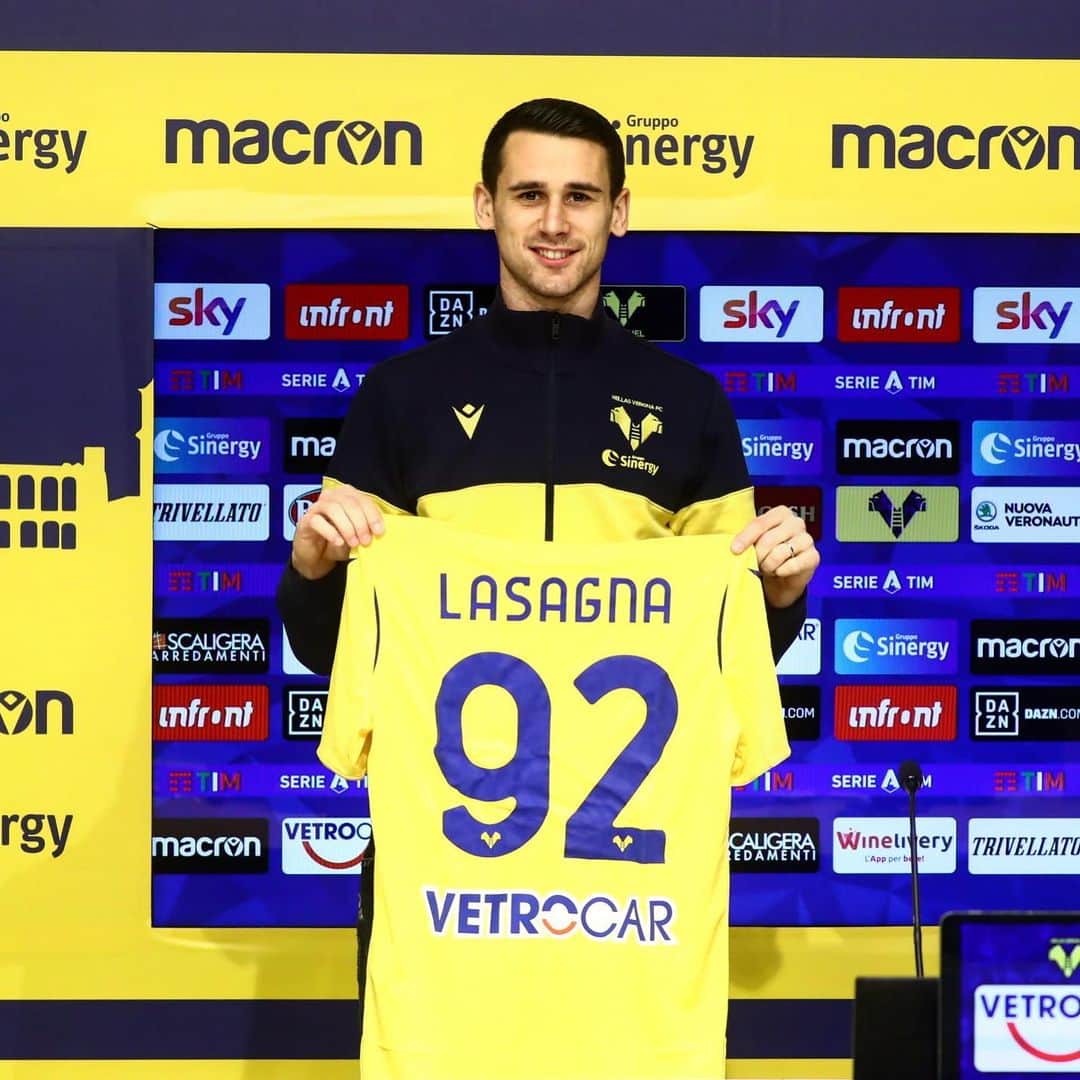 エラス・ヴェローナFCのインスタグラム：「“𝐿’𝑎𝑓𝑓𝑒𝑡𝑡𝑜 𝑑𝑒𝑙𝑙𝑎 𝑔𝑒𝑛𝑡𝑒, 𝑎𝑛𝑐ℎ𝑒 𝑐𝑜𝑛  𝑔𝑙𝑖 𝑠𝑡𝑎𝑑𝑖 𝑐ℎ𝑖𝑢𝑠𝑖, 𝑙’ℎ𝑜 𝑔𝑖𝑎̀ 𝑠𝑒𝑛𝑡𝑖𝑡𝑜 𝑠𝑢𝑖 𝑠𝑜𝑐𝑖𝑎𝑙 𝑒 𝑛𝑒𝑙𝑙𝑒 𝑣𝑖𝑒 𝑑𝑒𝑙𝑙𝑎 𝑐𝑖𝑡𝑡𝑎̀. 𝐶𝑜𝑛𝑜𝑠𝑐𝑒𝑣𝑜 𝑉𝑒𝑟𝑜𝑛𝑎 𝑑𝑎 𝑎𝑣𝑣𝑒𝑟𝑠𝑎𝑟𝑖𝑜, 𝑜𝑟𝑎 𝑓𝑎𝑟𝑛𝑒 𝑝𝑎𝑟𝑡𝑒 𝑒̀ 𝑢𝑛 𝑝𝑟𝑖𝑣𝑖𝑙𝑒𝑔𝑖𝑜“  𝗞𝗟9️⃣2️⃣  #Lasagna #BenvenutoKevin #HVFC」
