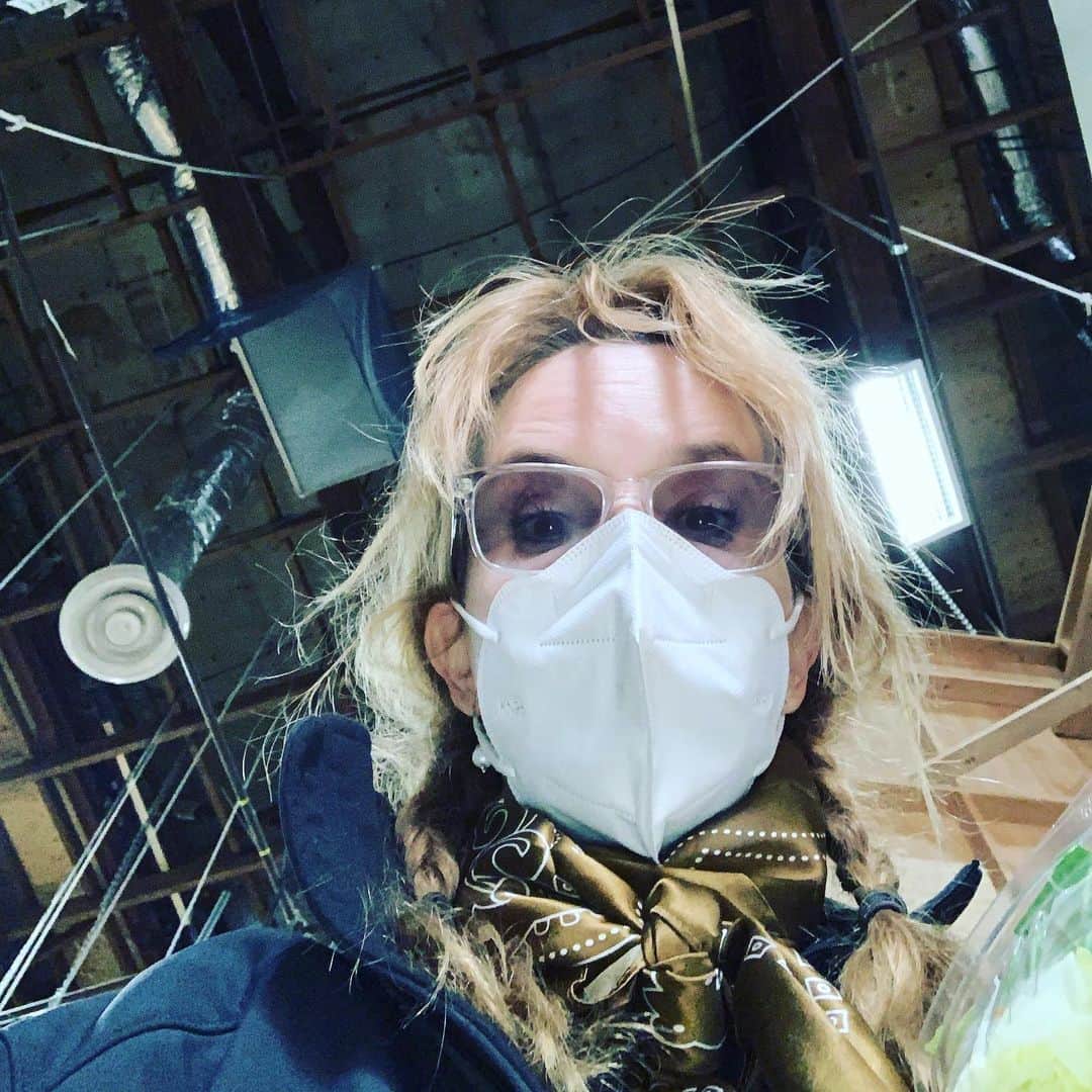 リー・トンプソンさんのインスタグラム写真 - (リー・トンプソンInstagram)「Fun to be directing my home show @thegoldbergsabc we all need a laugh and this cast is the best! Also I have two right shields for my glasses #80saesthetic」2月4日 1時55分 - lea_thompson