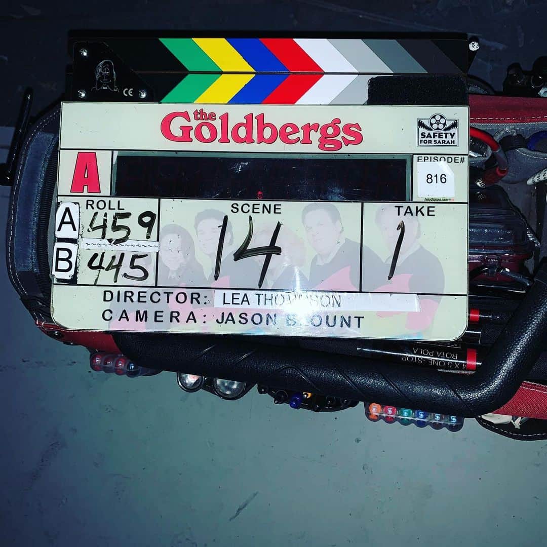 リー・トンプソンさんのインスタグラム写真 - (リー・トンプソンInstagram)「Fun to be directing my home show @thegoldbergsabc we all need a laugh and this cast is the best! Also I have two right shields for my glasses #80saesthetic」2月4日 1時55分 - lea_thompson