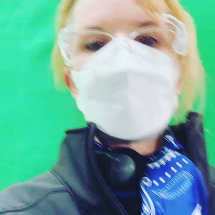 リー・トンプソンのインスタグラム：「Fun to be directing my home show @thegoldbergsabc we all need a laugh and this cast is the best! Also I have two right shields for my glasses #80saesthetic」