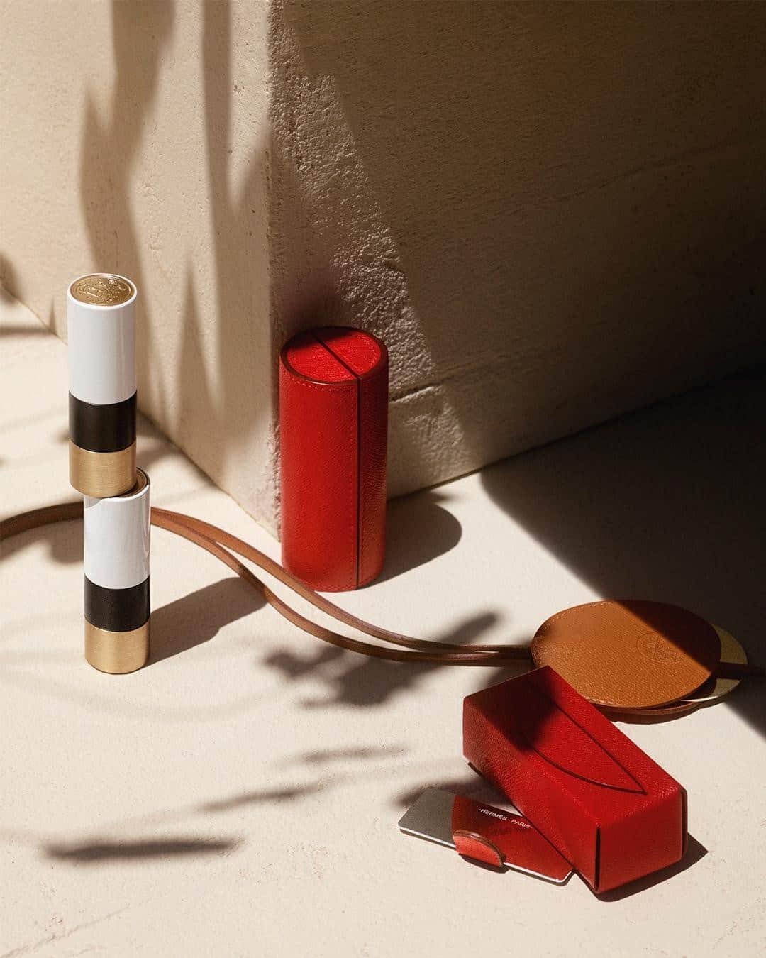 エルメスのインスタグラム：「Lipstick assistants.  #LifestyleCompanions #ExquisiteDetails #Craftsmanship #AccessoriesCollection  #Hermes #HermesBeauty」