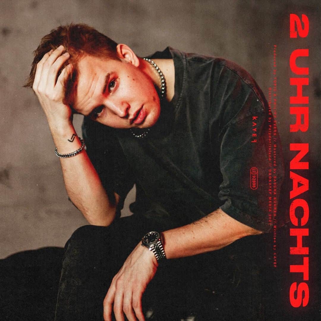 Kayefのインスタグラム：「Am FREITAG ist es soweit! Meine neue Single #2uhrnachts kommt 🔥 Der Song ist zusammen mit euch in einem Livestream entstanden, so sick! Macht gerne alle mal ordentlich Welle und packt das Cover in eure Story 🤘🏼❤️ Danke schon mal für euren Support! Ich freu mich :) #kayef #newmusicfriday」