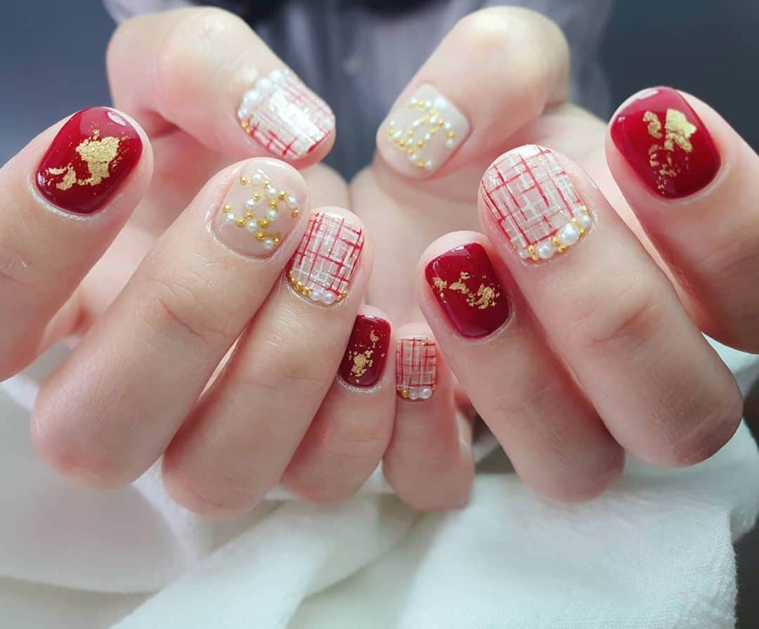 Yingのインスタグラム：「I used PREMDOLL B78 and PREGEL Tulle Grege and did the art with PREMDOLL Sugar Bronze, PREGEL Art Liner in Red and White.  Items can be purchased at @nailwonderlandsg 🤗 . . . 🛒 www.nailwonderland.com⁣⁣ 📍20A Penhas Road, Singapore 208184⁣⁣ (5 minutes walk from Lavender MRT)⁣⁣ .  I am currently only able to take bookings from my existing pool of customers. If I have slots available for new customers, I will post them on my IG stories. Thank you to everyone who likes my work 🙏 if you need your nails done, please consider booking other artists at @thenailartelier instead ❤  #ネイルデザイン  #ネイルアート #ネイル #ジェルネイル #nailart #네일아트 #pregel #プリジェル #nails #gelnails #sgnails」