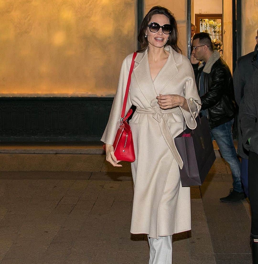 マックスマーラさんのインスタグラム写真 - (マックスマーラInstagram)「To celebrate the @BritishVogue March 2021 covers featuring Angelina Jolie in #MaxMaraSS21 styles, here's a #tb of the actor, film-maker, and humanitarian wearing the #MaxMara Labbro coat.  #MaxMaraIcons #MaxMaraWomen」2月4日 2時00分 - maxmara