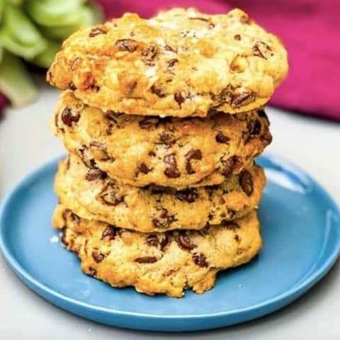 Good Morning Americaさんのインスタグラム写真 - (Good Morning AmericaInstagram)「YUM! These chocolate chip cookies were baked in the air fryer 🍪⁠ ⁠ Link in bio for the easy air fryer chocolate chip cookie #recipe.」2月4日 2時02分 - goodmorningamerica