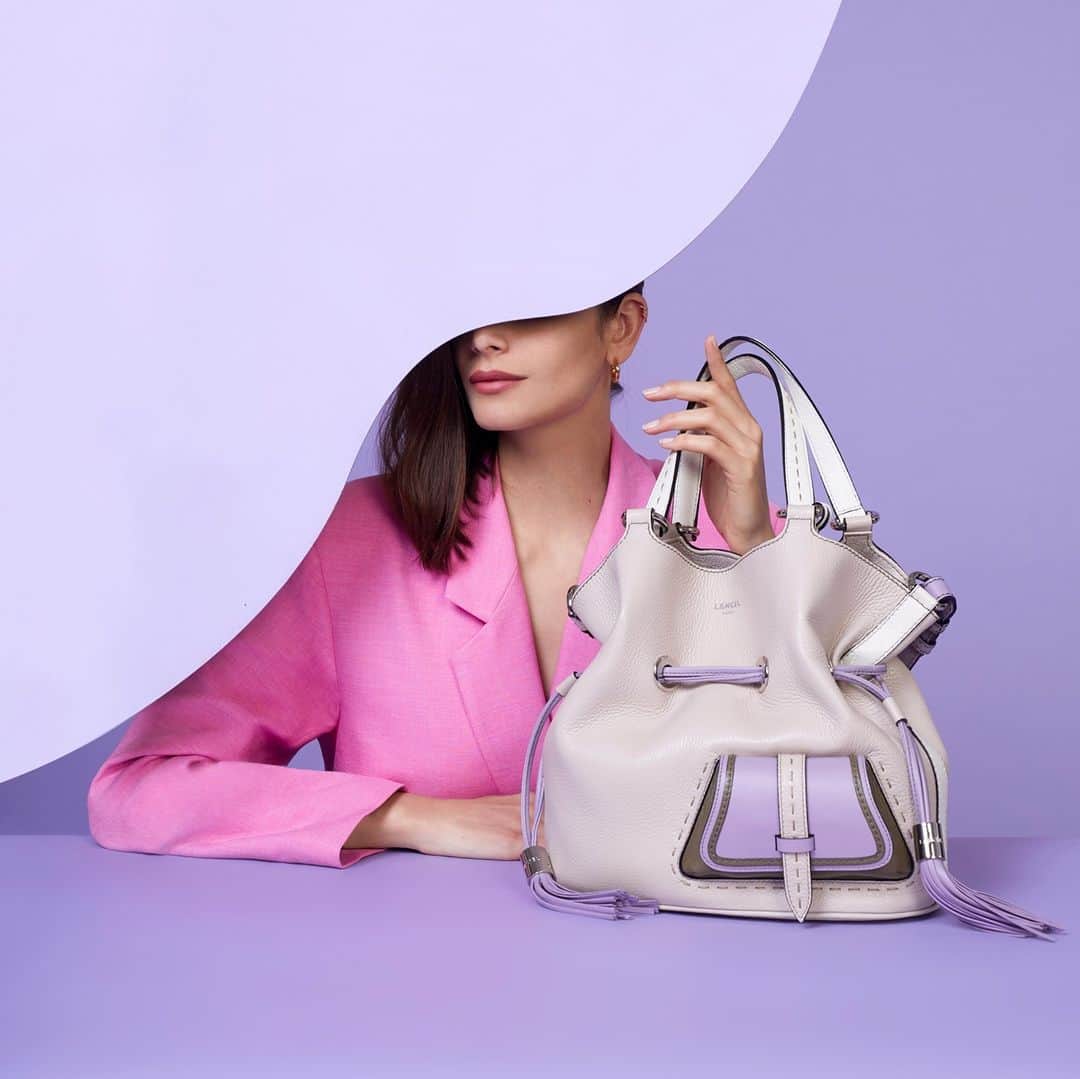 ランセルのインスタグラム：「Loin des yeux, près du cœur  Premier Flirt – Cuir grainé – Multico roche  Out of sight, close to the heart Premier Flirt – Grained leather – Multico stone #PremierFlirtByLancel #SS21 #Lancel」