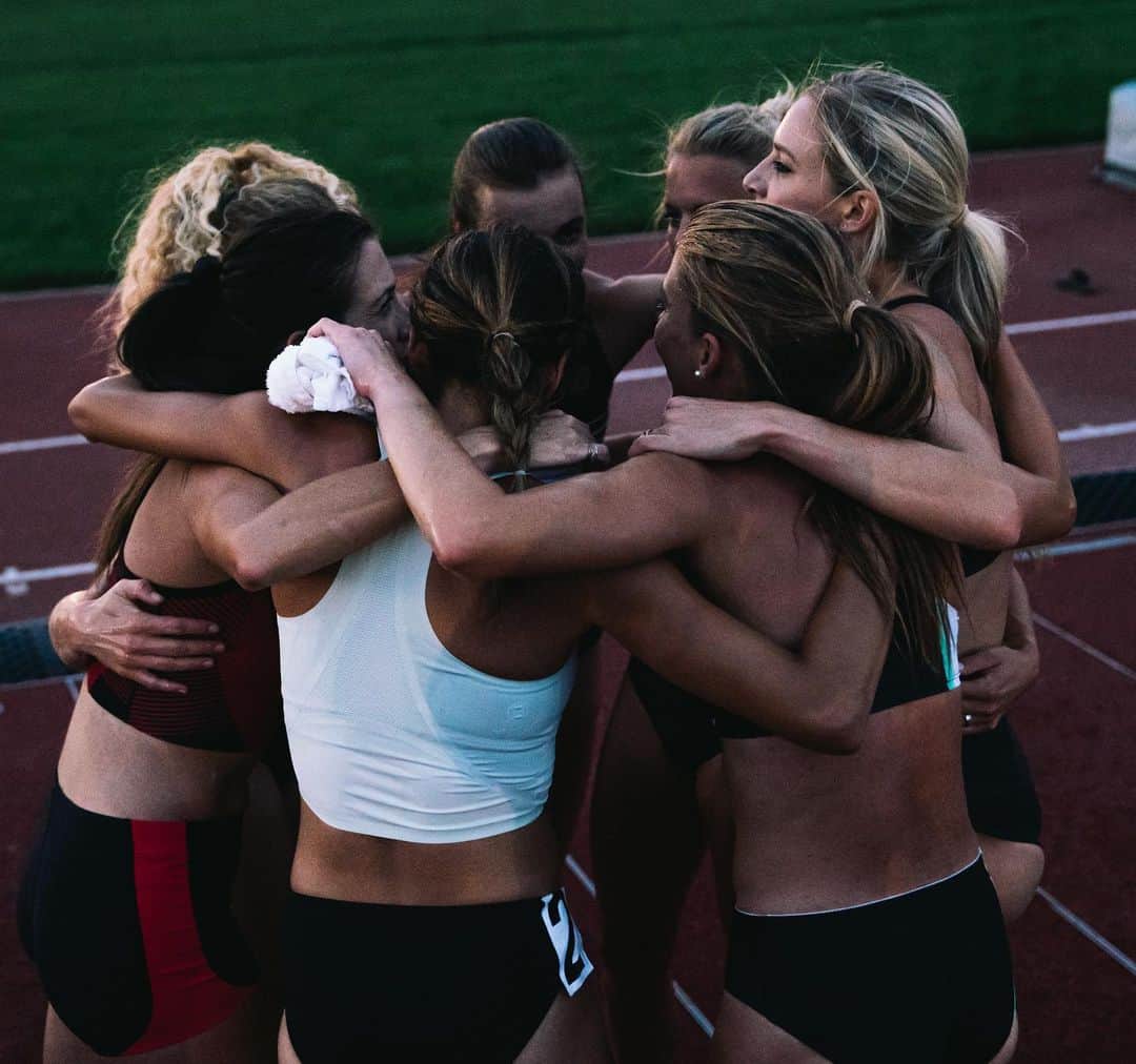 エマ・コバーンさんのインスタグラム写真 - (エマ・コバーンInstagram)「Happy national girls and women in sports day!! Thanks to the women who push me to be my best, my teammates 🤍 find yourself women who make you laugh, who lead hard reps, who tell long stories to help pass the time on runs, and who are your allies when you are at your worst and your best. I love these gals (& a few not pictured!) #teamboss #teammates #ngwsd」2月4日 2時03分 - emmacoburn