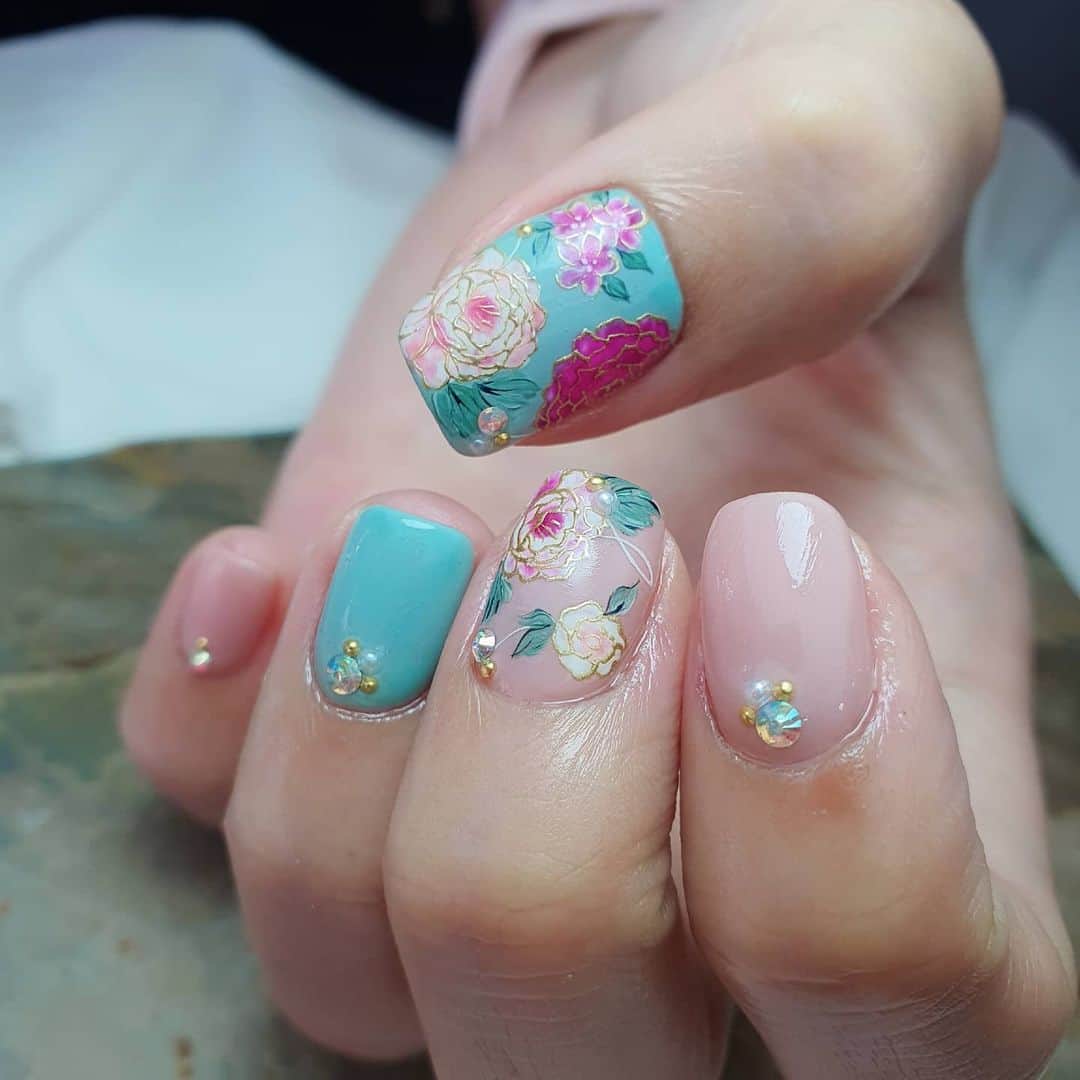 Yingのインスタグラム：「I used PREGEL ##873 and Tulle Grege for the base, PREMDOLL #634, 633, 630 and 639 for the flowers, Liquid Metal Gold for the outlines, and PREGEL Art Liner in White, Black, and Green.  Items can be purchased at @nailwonderlandsg 🤗 . . . 🛒 www.nailwonderland.com⁣⁣ 📍20A Penhas Road, Singapore 208184⁣⁣ (5 minutes walk from Lavender MRT)⁣⁣ .  I am currently only able to take bookings from my existing pool of customers. If I have slots available for new customers, I will post them on my IG stories. Thank you to everyone who likes my work 🙏 if you need your nails done, please consider booking other artists at @thenailartelier instead ❤  #ネイルデザイン  #ネイルアート #ネイル #ジェルネイル #nailart #네일아트 #pregel #プリジェル #nails #gelnails #sgnails」