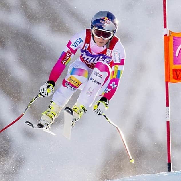 リンゼイ・ボンのインスタグラム：「Happy National Girls and Women in Sports day! Skiing has led me down an incredible path in life and I hope with my foundation I can help other girls reach their dreams as well. Never stop believing in yourself... because if you don’t, no one else will! 🙏🏻❤️ #dreambig @lindseyvonnfoundation #NGWSD」