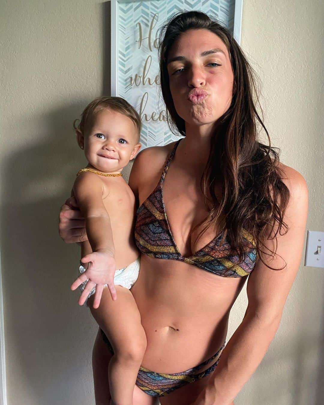 マッケンジー・ダーンのインスタグラム：「My beautiful daughter, it’s the best feeling holding you in my arms and to see you growing a little more each day! But you will ALWAYS be my little girl! Haha love you baby ❤️😍  • • Minha filhinha linda, como é bom poder te ter nos meus braços e vê-la crescer um pouquinho mais a cada dia! Porém, vc sempre será minha bebezinha! ❤️😍  • • @moadernsantos」
