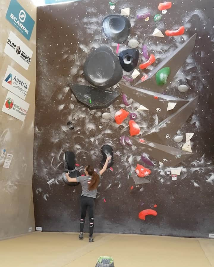 ユリア・フィシェルのインスタグラム：「Two days of training with the @austriaclimbing team were a blast, but went by way too fast. Hoping for more of this soon 🔥 thank you @boulderama_klagenfurt and @bloc_house for having us 😊 🎥: @katha_saurwein」