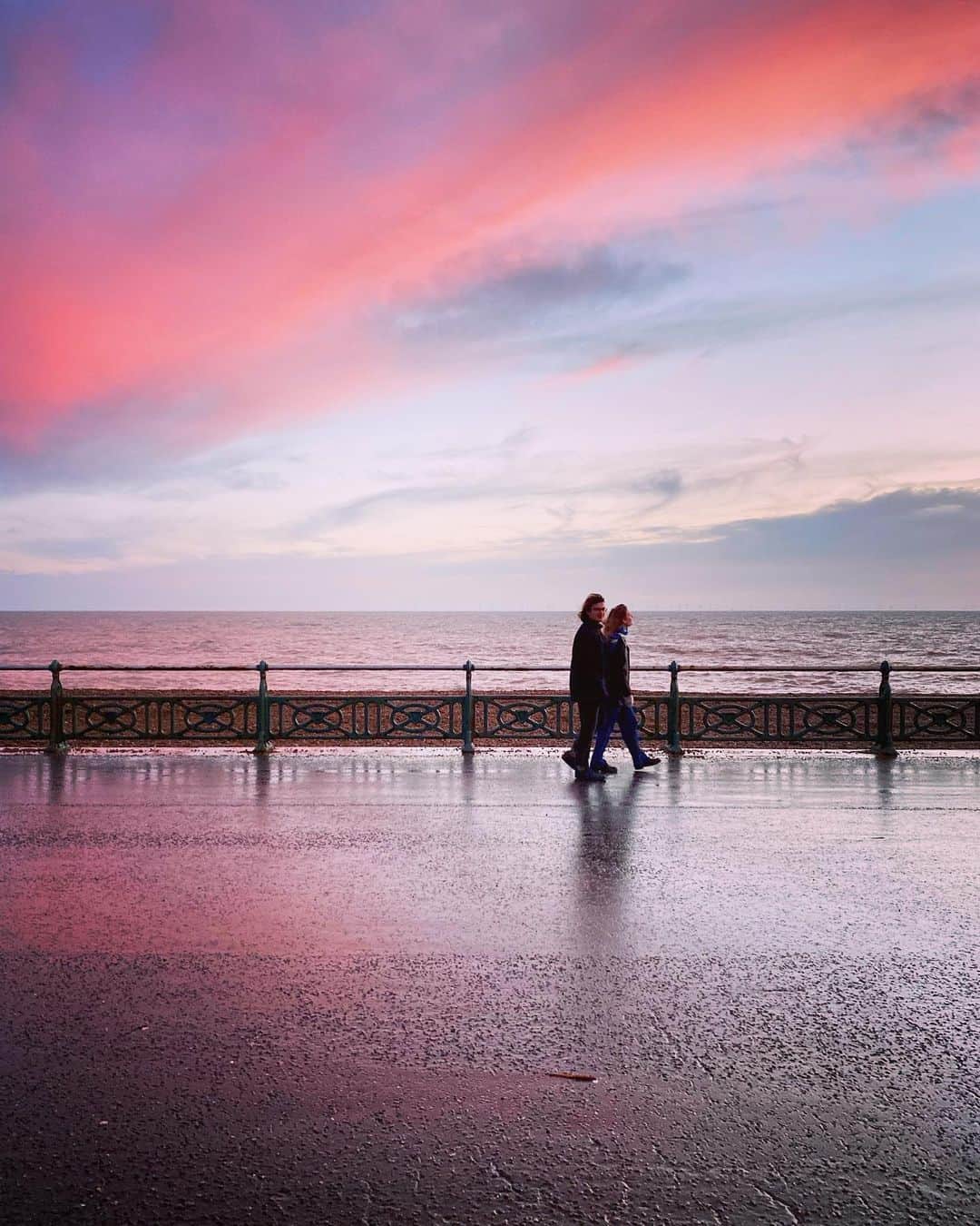 Tea and sittingのインスタグラム：「A wet and pink Brighton walk today... 💕」
