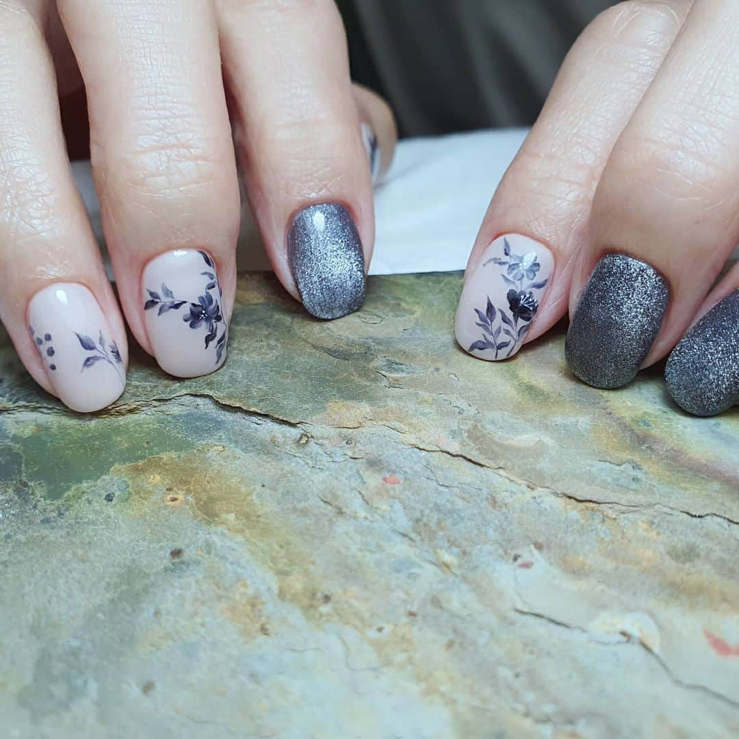 Yingのインスタグラム：「Modified from @oioioio  PREGEL Tulle Grege is the perfect soft and neutral nude base!!! Art done with PREGEL Art Liner in Indigo ❤  Items can be purchased at @nailwonderlandsg 🤗 . . . 🛒 www.nailwonderland.com⁣⁣ 📍20A Penhas Road, Singapore 208184⁣⁣ (5 minutes walk from Lavender MRT)⁣⁣ .  I am currently only able to take bookings from my existing pool of customers. If I have slots available for new customers, I will post them on my IG stories. Thank you to everyone who likes my work 🙏 if you need your nails done, please consider booking other artists at @thenailartelier instead ❤  #ネイルデザイン  #ネイルアート #ネイル #ジェルネイル #nailart #네일아트 #pregel #プリジェル #nails #gelnails #sgnails」