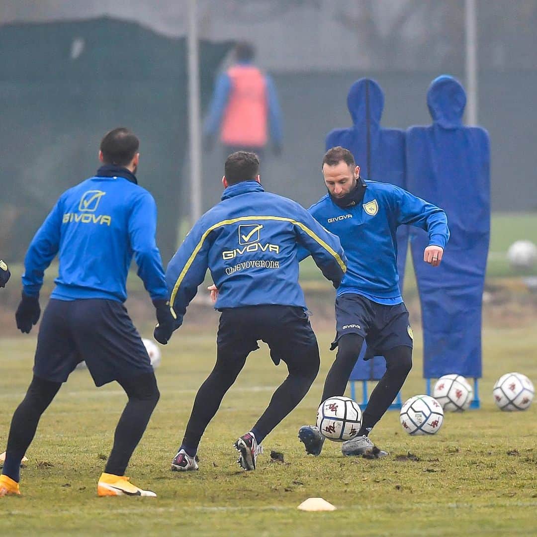 ACキエーヴォ・ヴェローナさんのインスタグラム写真 - (ACキエーヴォ・ヴェローナInstagram)「🏃‍♂️⚽️First training days with @totodigaudio!🟡🔵 #ChievoVerona #Chievo #veronello #football #training」2月4日 2時24分 - acchievoverona