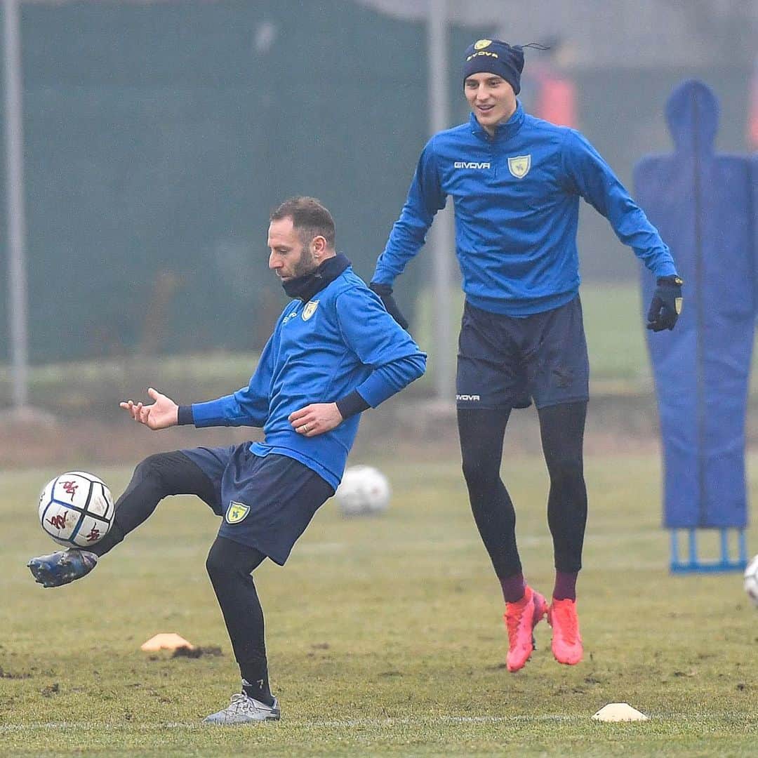ACキエーヴォ・ヴェローナさんのインスタグラム写真 - (ACキエーヴォ・ヴェローナInstagram)「🏃‍♂️⚽️First training days with @totodigaudio!🟡🔵 #ChievoVerona #Chievo #veronello #football #training」2月4日 2時24分 - acchievoverona