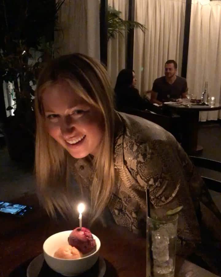 カースタ・ロウのインスタグラム：「Taking lessons on how to look good blowing out candles. Thanks for all the bday love people 🤍 28 is looking bright 🤍🤍」