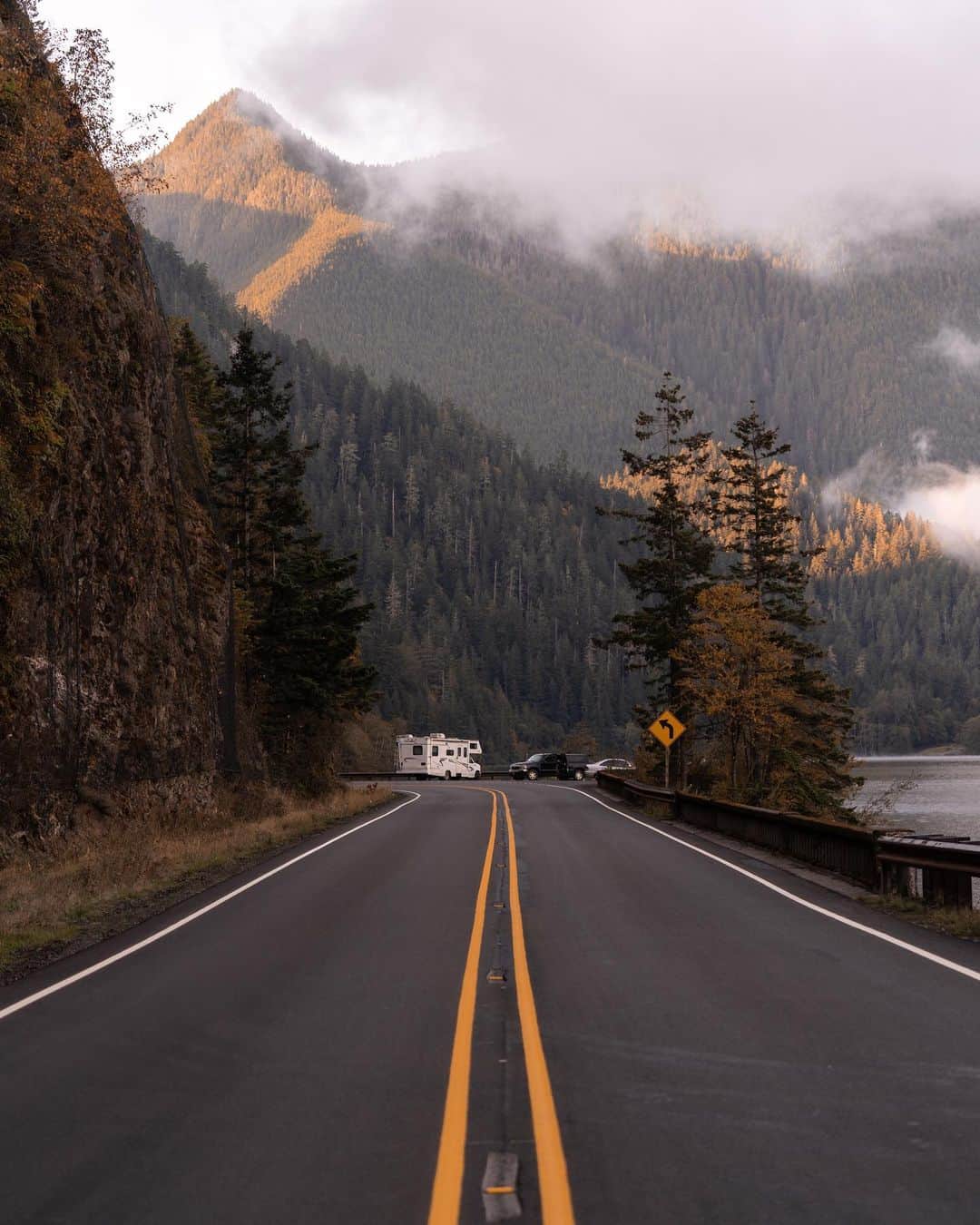 MR PORTERのインスタグラム：「This week, we’re road tripping through the Pacific Northwest with Mr Chris Fynes (@WeTheFoodSnobs), who shares some details of his pre-pandemic trip: “We flew to Seattle and travelled up to the San Juan Islands to stay for a few days while looking for Humpback Whales. From there, we headed all the way down the West Coast through Washington State and Oregon until we finished up in San Francisco. The trip was amazing, with such a variety of vast landscapes and wildlife. I cannot wait to go back.”  Where would you like us to visit (virtually) next? Let us know in the comments. #MRPORTERintheWilderness」