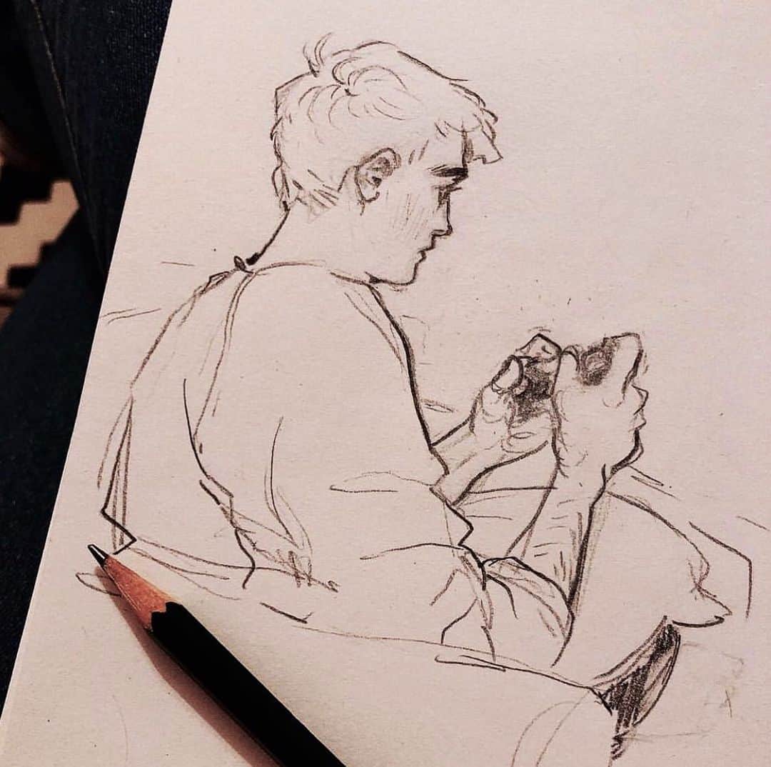 Laura Brouwersさんのインスタグラム写真 - (Laura BrouwersInstagram)「I havent drawn with pencil in a w h i l e man  They’re so neat though  Maybe the 2b pencil is tied with the blue ballpoint pen as my fave traditional drawing tools lol wbu」2月4日 2時19分 - cyarine