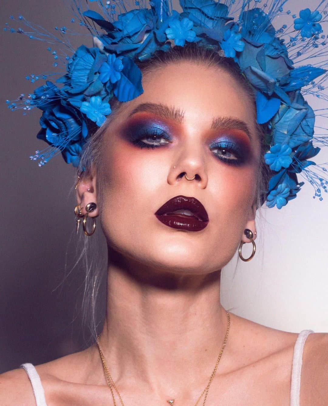 Linda Hallbergさんのインスタグラム写真 - (Linda HallbergInstagram)「If you watched my demo with @danessa_myricks at @themakeupshow you’ll probably recognize this look :) this was the look I created on the model. I usually try the looks on myself first before I do a masterclass or demo. Just in case :) (I have gotten many questions about the flower crown and it’s made with some dried flowers, paper flowers, spray paint and a good old glue gun ☺️)」2月4日 2時27分 - lindahallberg