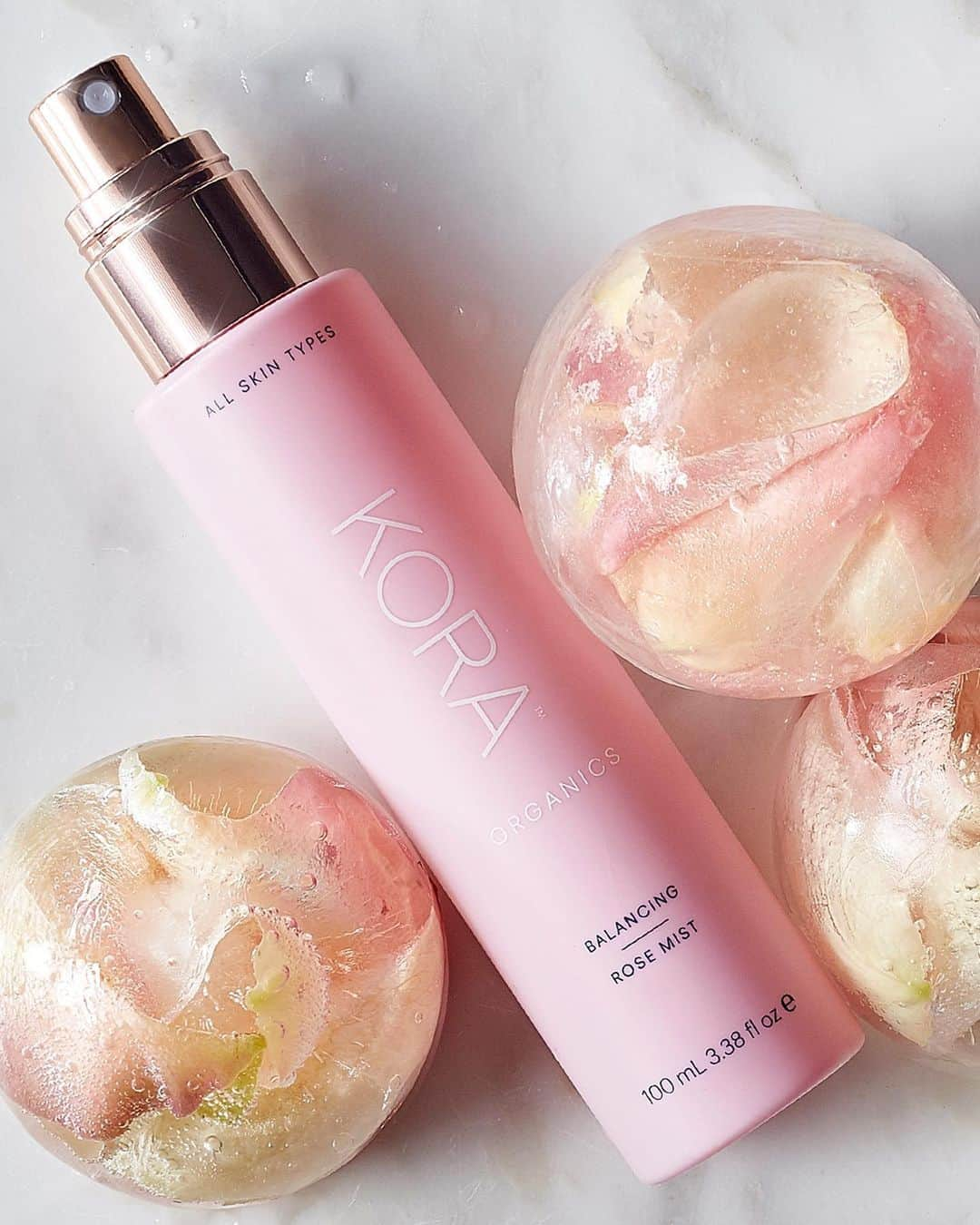 KORA Organicsさんのインスタグラム写真 - (KORA OrganicsInstagram)「"I use this mist anytime of the day. I like to use it as a toner after cleansing, as well as spritzing on top of makeup to refresh and give my skin an extra glow." @MirandaKerr ✨ #KORAOrganics #MindBodySkin #ThePowerOfOrganic」2月4日 2時29分 - koraorganics