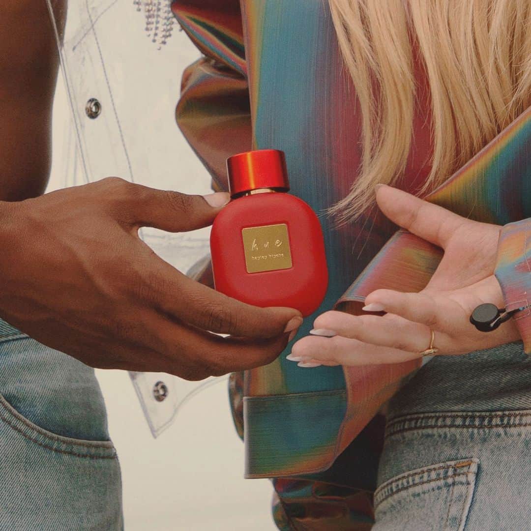 ヘイリー・キヨコのインスタグラム：「pre-order @huefragrance THIS FRIDAY 2/5 let the countdown begin,  (link in bio) ☺️」