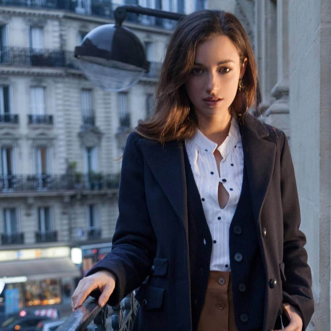 ベンシモンのインスタグラム：「Tic Tac, il est l'heure de filer se mettre au chaud ! ✨ ​ Le moment idéal pour prendre soin de nous, lire un livre, cuisiner, se chouchouter... 📖💭💄 ​ ​Et vous, quelles sont vos tenues préférées pour chiller à la maison ?  ​ ​#bensimon #mode #modebensimon #fashion #AW20」