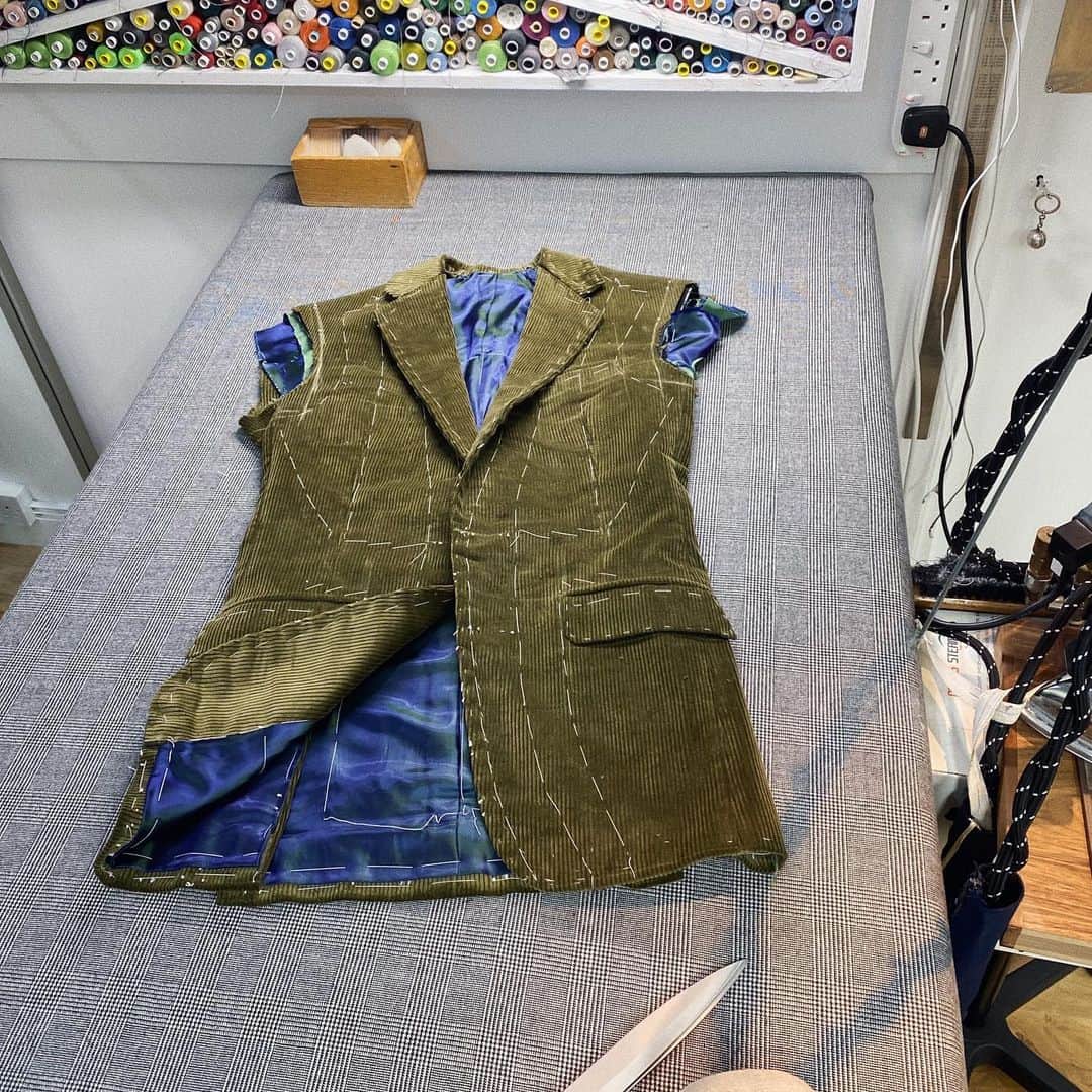 チャーリーアレンのインスタグラム：「Work in progress!  2 piece bespoke  @dugdalebrosandco Cloth」