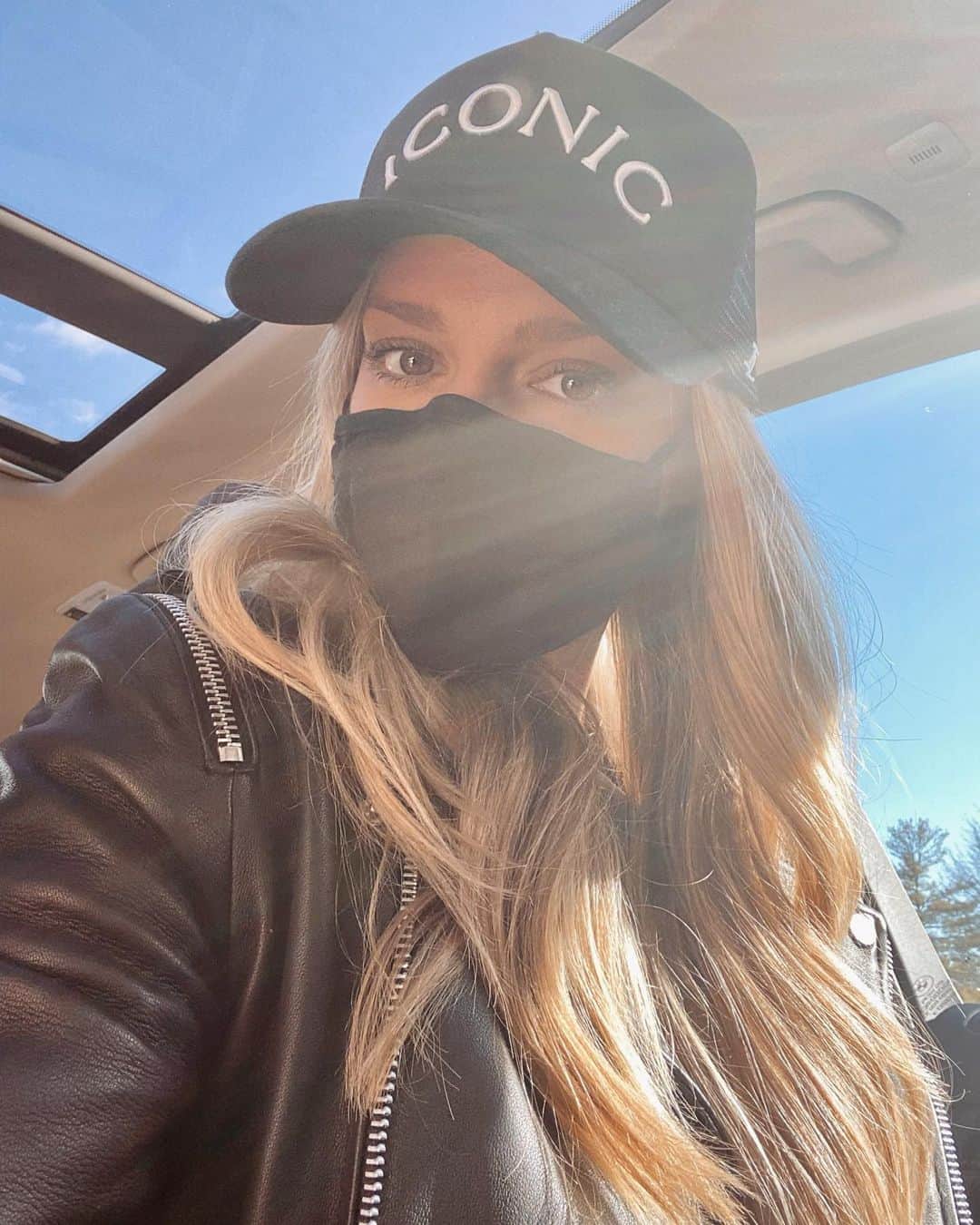 ダニエル・クヌッドソンのインスタグラム：「Love Love Love 🙏🏼♥️ @iconicapparel x Feeding America  For every item purchased, 10 meals will be donated. This brand was born during the pandemic with the sole purpose of aiding in the fight against hunger. Let's End Hunger, Together! #hatsthatfeedpeople」