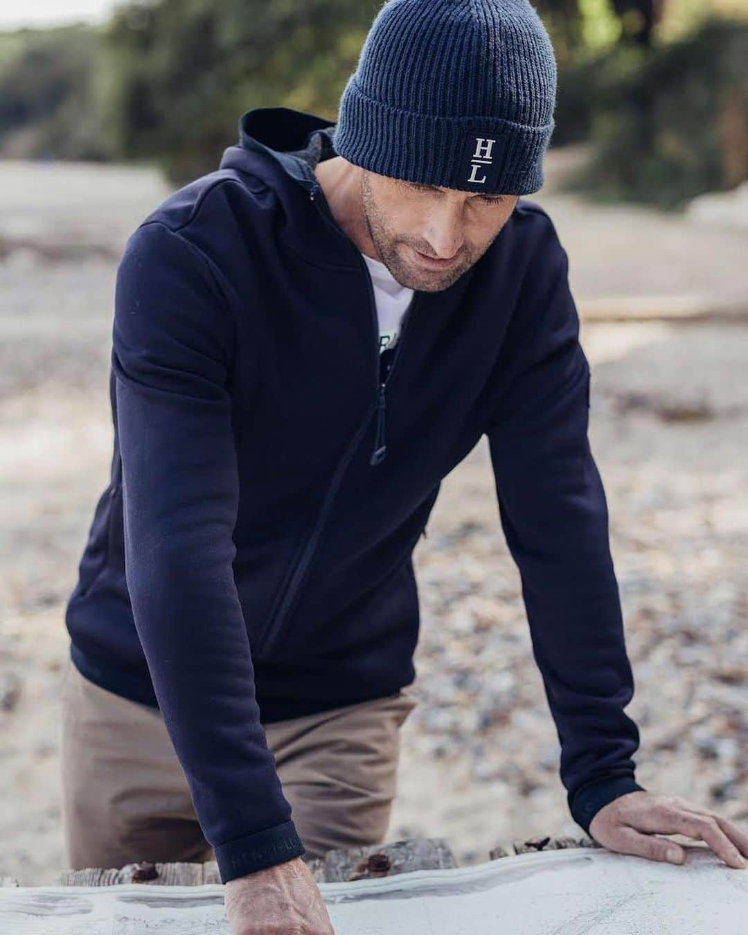 のインスタグラム：「We are happy to announce that the Drumone Zip Hood is back! As worn here by Sir Ben Ainslie, the Drumone has been created using the innovative Technowool fabric by Italy’s fabric manufacturer Pontetorto.  What makes the Drumone Zip hood so special is the Technowool fabric used on the internal side of the product, the key benefits.   Technowool benefits: Recycled  Quick Drying Thermal Regulation Odour Management  Shop now by clicking the link in our bio #henrilloyd #jacket #sport #technology」